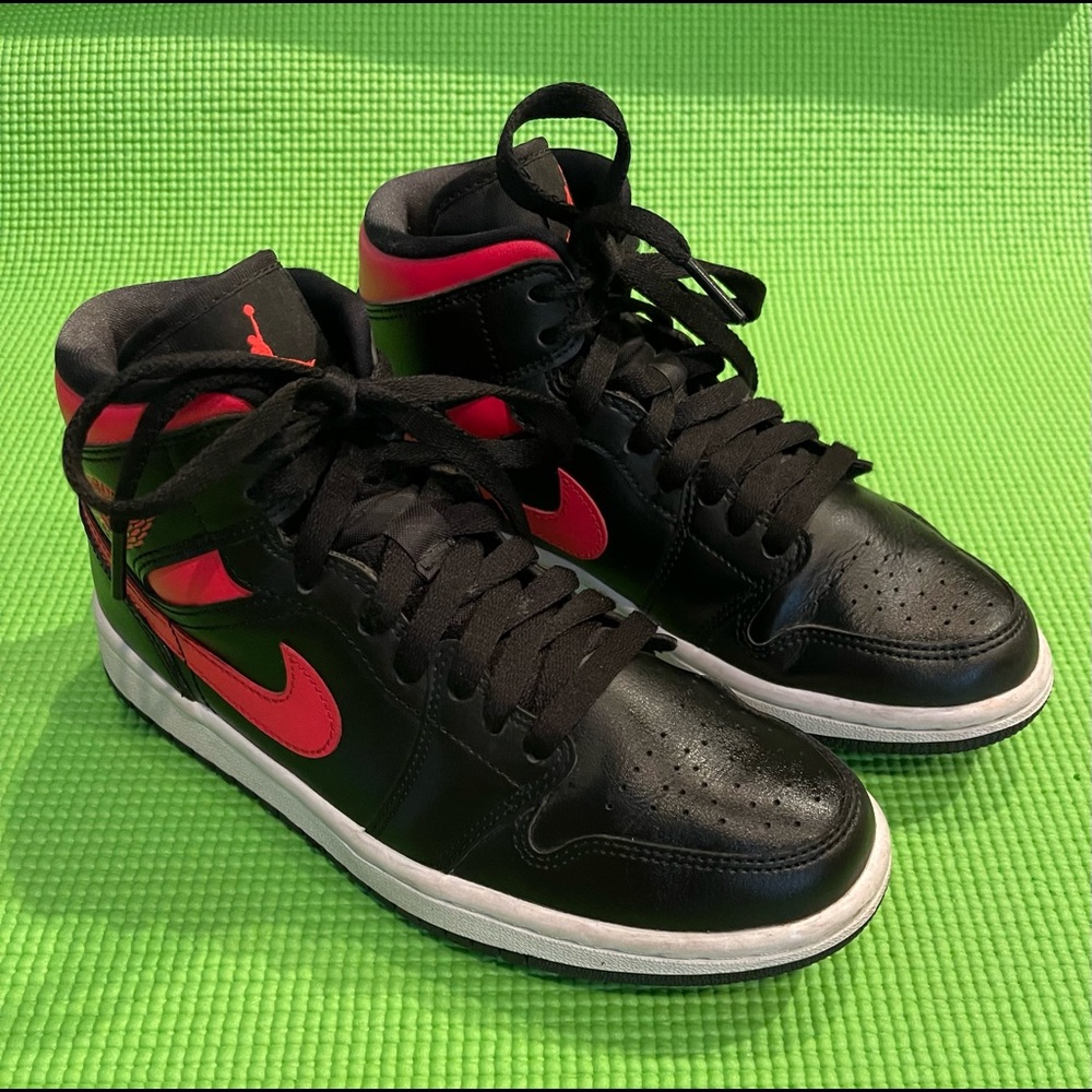 ❤️🖤Air Jordan 1 Mid Siren Red / Black❤️🖤 - Picture 8 of 13